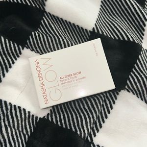 NATASHA DENONA
All Over Glow Face & Body Shimmer in Powder shade dark 03